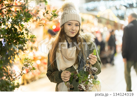 Young woman walking in the evening Christmas market 134124319