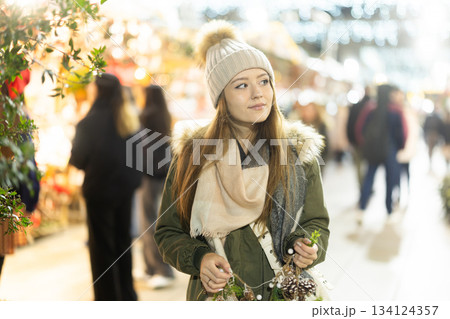 Young woman walking in the evening Christmas market 134124357