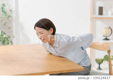 腹痛に苦しむ女性 134124817