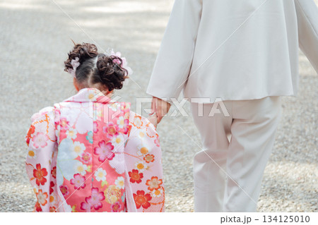 七五三参り 親子で手をつなぐ 七五三参り 親子で手をつなぐ 134125010