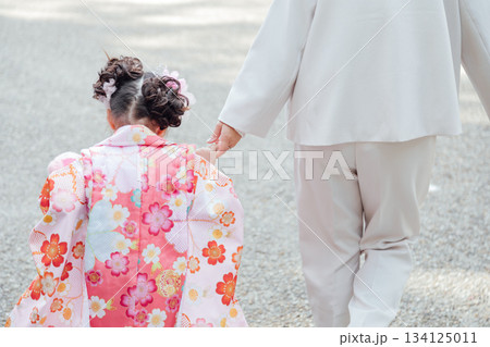 七五三参り 親子で手をつなぐ 七五三参り 親子で手をつなぐ 134125011