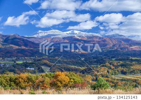紅葉と冠雪の蔵王連山 134125143