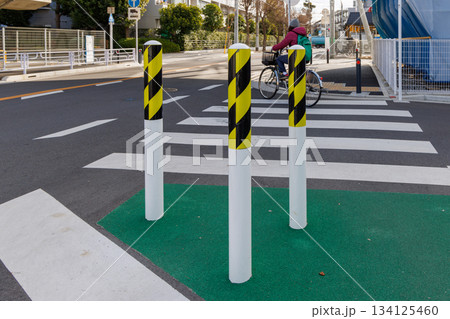 交差点の横断歩道と車避けボラード 交差点の横断歩道と車避けボラード 134125460