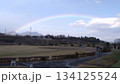 小雨の後のグラウンド上の淡い色の大きな虹 134125524