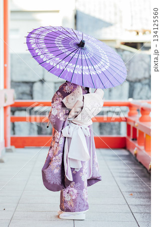 七五三　和傘をさした女の子の後ろ姿 134125560