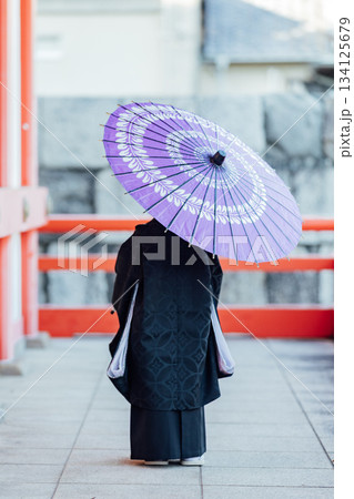 七五三　和傘をさした男の子の後ろ姿 134125679