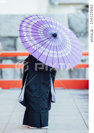 七五三 和傘をさした男の子の後ろ姿 七五三 和傘をさした男の子の後ろ姿 134125682
