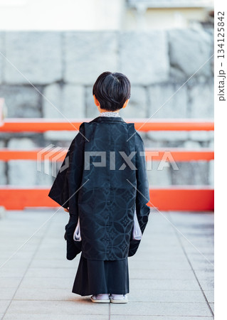 七五三 男の子の後ろ姿 七五三 男の子の後ろ姿 134125842