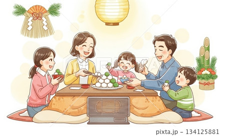 こたつを囲んで家族がお餅を楽しむ明るい和風お正月イラスト 134125881