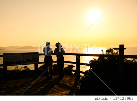 夕日 海辺 カップル 夕日 海辺 カップル 134125963