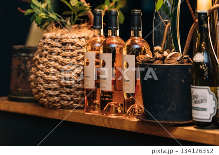 レストランのバーカウンターのイメージ 134126352