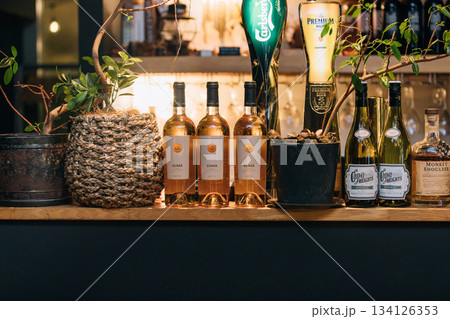レストランのバーカウンターのイメージ 134126353