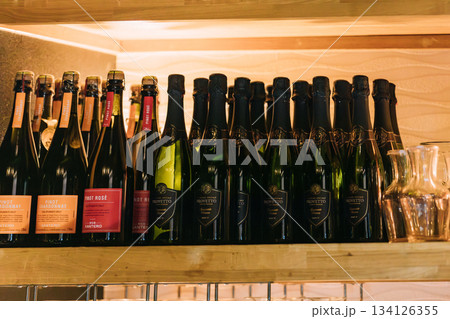 棚に陳列されたワインボトル 134126355