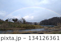 川の上に綺麗にかかった虹の橋 134126361