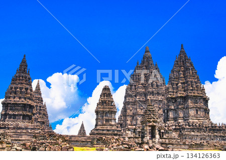 ジョグジャカルタのプランバナン寺院遺跡の景観 134126363