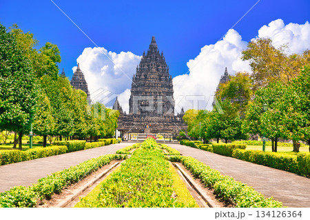 ジョグジャカルタのプランバナン寺院遺跡の景観 ジョグジャカルタのプランバナン寺院遺跡の景観 134126364