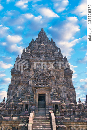 ジョグジャカルタのプランバナン寺院遺跡の景観 ジョグジャカルタのプランバナン寺院遺跡の景観 134126370