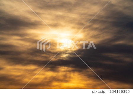 夕日に染まる雲 134126396