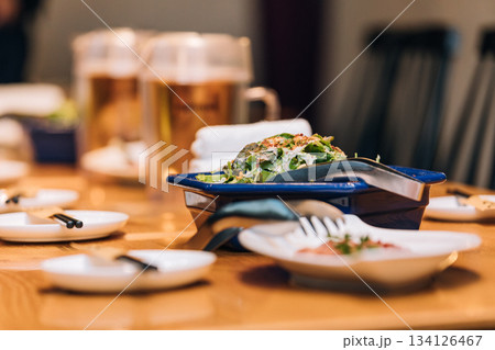 料理が並んだ宴会のテーブル席 料理が並んだ宴会のテーブル席 134126467