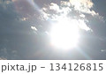 白い光を放って輝く太陽 134126815