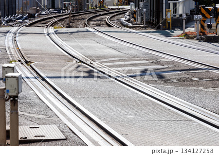 広い踏切、線路と道路の交差 134127258