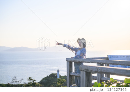 岬の灯台と海 134127563