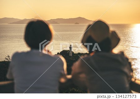 夕焼け 灯台 カップル 134127573