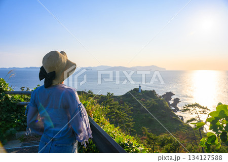 女性と灯台と海 女性と灯台と海 134127588