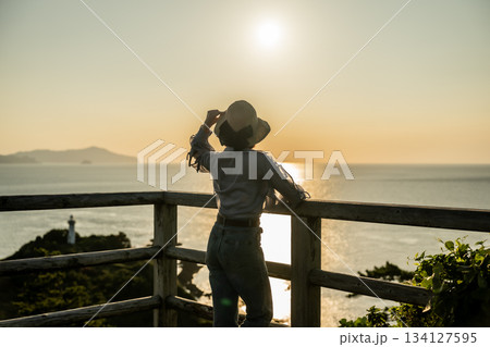 夕焼けの海辺 134127595