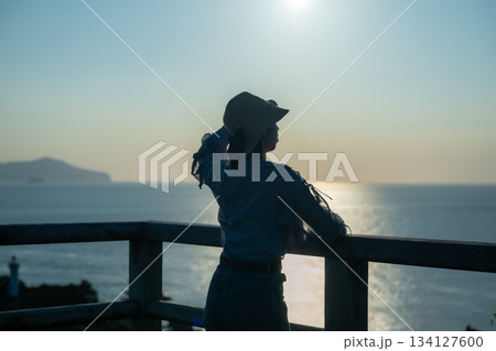 海辺の黄昏の女性 134127600