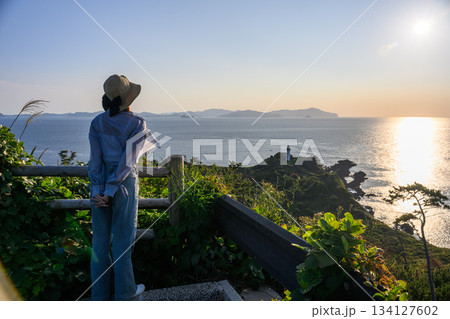 夕暮れの海辺 134127602