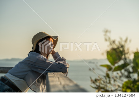 海辺の思索 女性 134127604