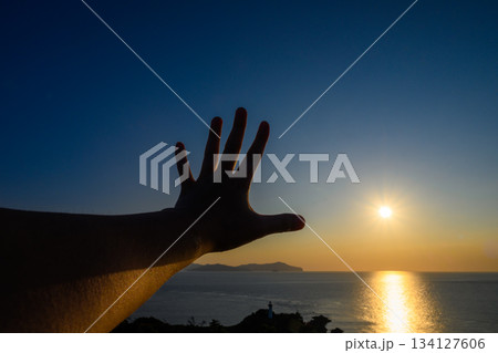 夕日と手のひら 134127606