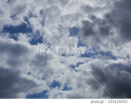 夏の青空と空の雲の風景 134128201