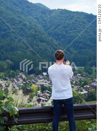 世界遺産白川郷の展望台で風景を見る外国人観光客の姿 134128210