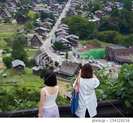 世界遺産白川郷の展望台で俯瞰風景の外国人女性観光客 134128216