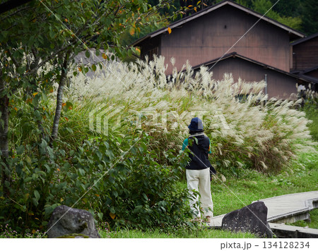世界遺産白川郷の白川村で散策する外国人観光客の姿と合掌造りの風景 世界遺産白川郷の白川村で散策する外国人観光客の姿と合掌造りの風景 134128234