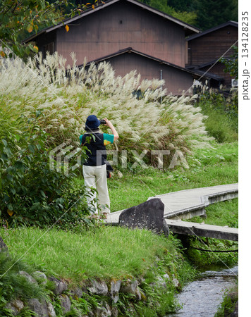 世界遺産白川郷の白川村で散策する外国人観光客の姿と合掌造りの風景 134128235
