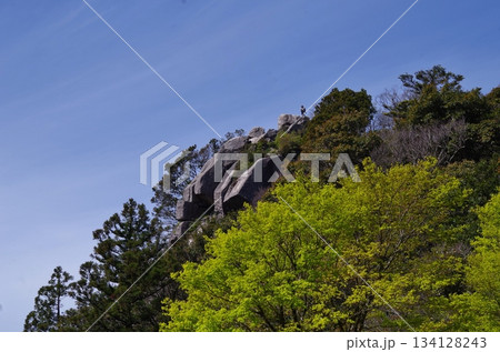 宝満山山頂のオーバハングの岩峰 宝満山山頂のオーバハングの岩峰 134128243