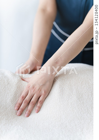 セラピストにマッサージを受ける若い女性　ビューティイメージ 134128400