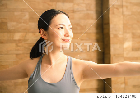 ホットヨガをする若い女性　ビューティイメージ 134128409