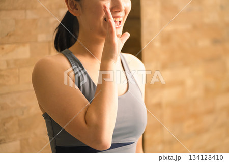 ヨガウェアで呼びかける若い女性　ビューティイメージ 134128410
