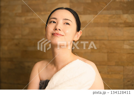 タオルで汗を拭う若い女性 ビューティイメージ タオルで汗を拭う若い女性 ビューティイメージ 134128411
