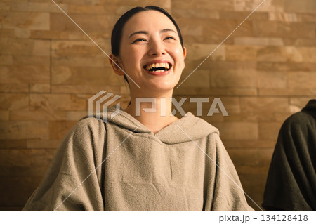 サウナで汗を流す2人の若い女性 ビューティイメージ サウナで汗を流す2人の若い女性 ビューティイメージ 134128418