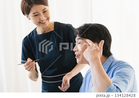 メイクアップアーティストに眉毛をメイクしてもらってる若い男性　ビューティイメージ 134128428