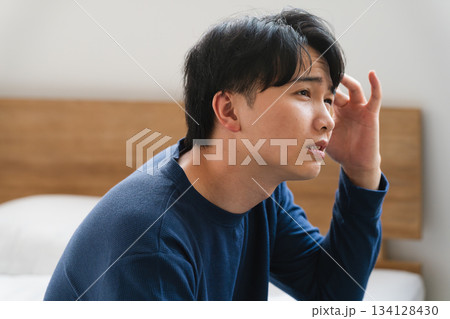 頭痛を覚える寝起きの若い男性 ライフスタイルイメージ 頭痛を覚える寝起きの若い男性 ライフスタイルイメージ 134128430