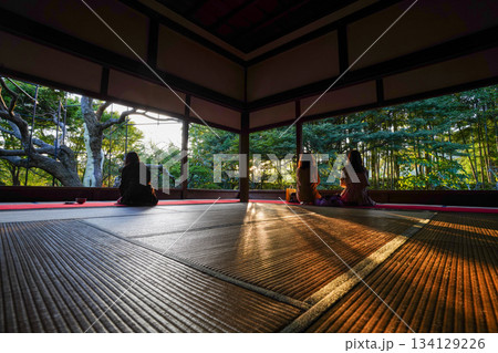 京都大原宝泉院の被毛戦に座って庭を眺める人々の後ろ姿 京都大原宝泉院の被毛戦に座って庭を眺める人々の後ろ姿 134129226