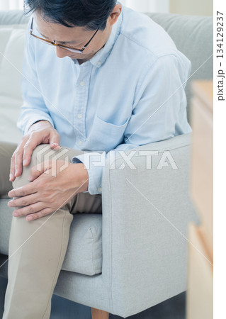 膝が痛むシニア男性 膝が痛むシニア男性 134129237