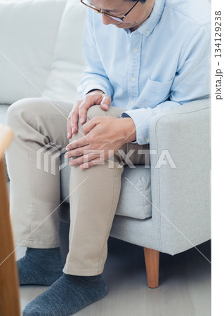 膝が痛むシニア男性 134129238