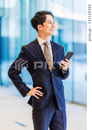 スマホを使うビジネスマン 134129388